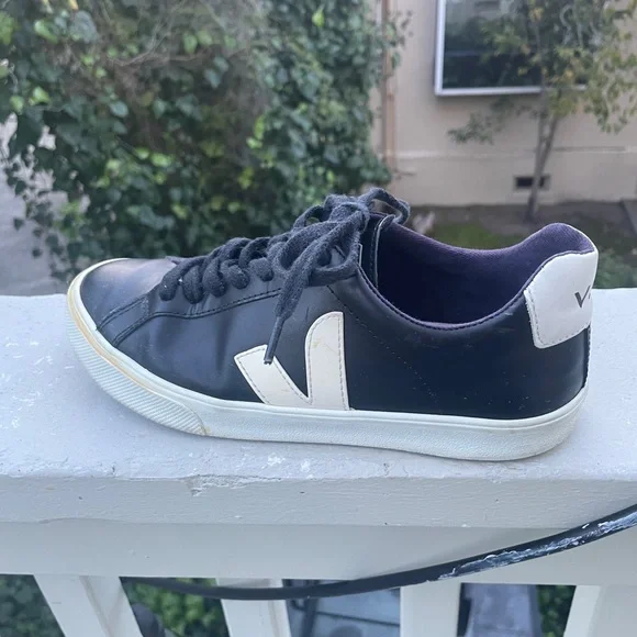 Veja Black & White Women’s Size 6 Sneakers - Picture 5 of 7